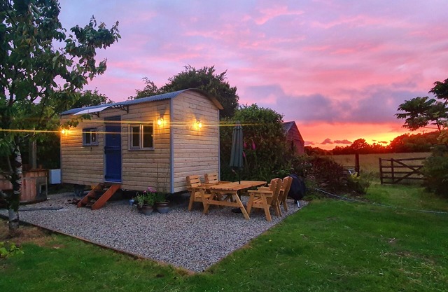 Luxury romantic shepherd's hut - hot tub and Aga