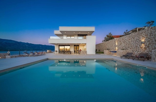 Luxury Sea star Villa heated pool 48 m2, family, quiet area, Paklenica National Park, Zrmanja rafting, bbq