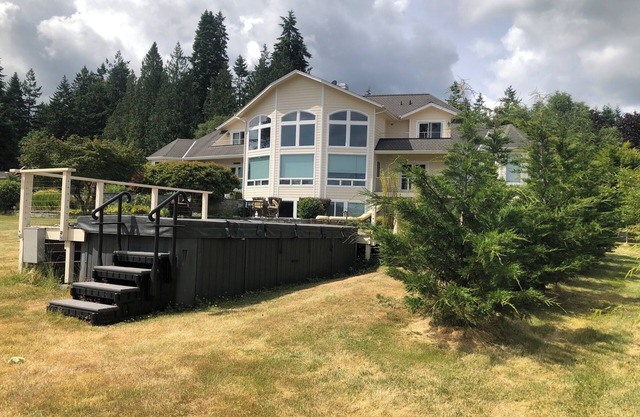 Luxury Seafront Stay with Separate Entrance at Gate Way to Olympic National Park