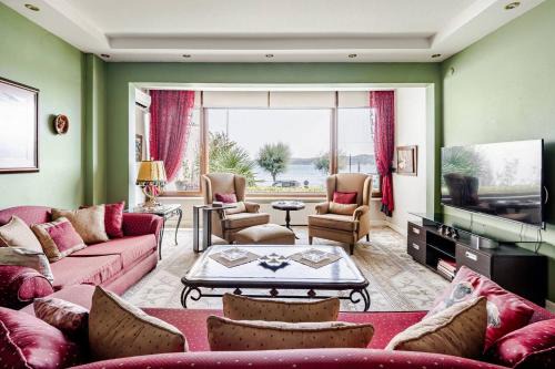 Luxury Seaside Apartment with Bosphorus View in Sarıyer