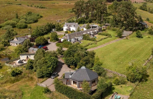 Luxury, secluded, Adult only Treehouse with hot tub, woodburner & stunning views