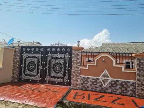 Luxury & Secured 3 Bedroom House with 24 Hours Solar Light