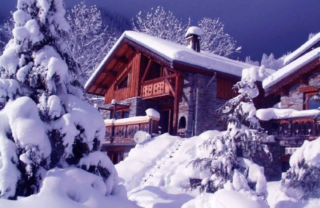 Luxury Self Cater Ski Chalet-Swimming Pool-Hot Tubs-Sauna- Walk to pistes