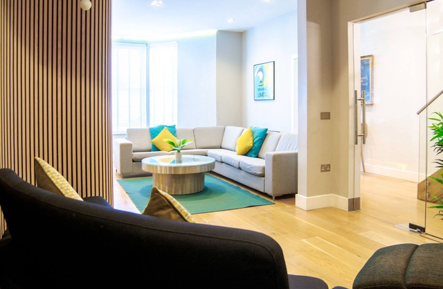 Luxury Self Catering House with Hot Tub short walk to beaches and town