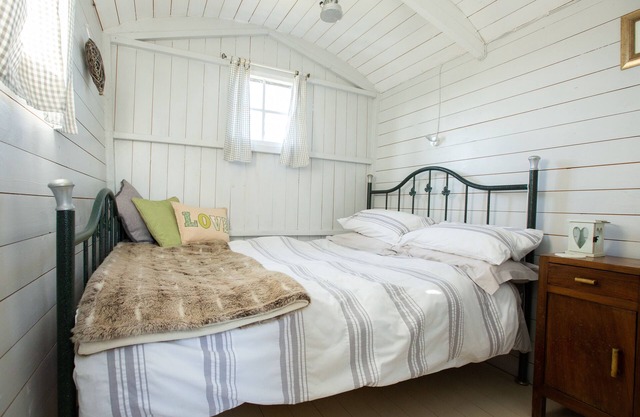 Luxury shepherd's hut - sleeps 2 adults 2 children. Access to hot tub & sauna.