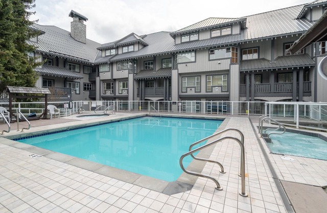 ⭐️Luxury Ski-In&Out Penthouse w/Pool&Hot Tub⭐️ at Glacier Lodge
