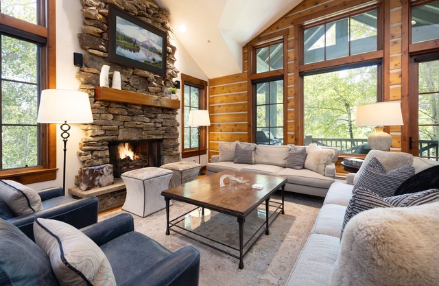 Luxury Ski in Out, Walk to Ritz Carlton, Air conditioned, Private Hot Tub, Pool!