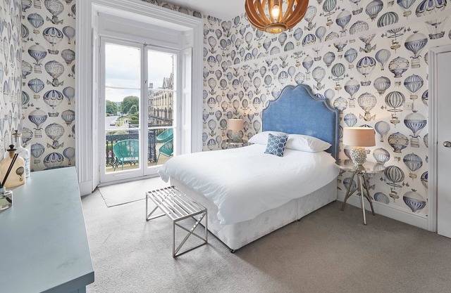 Luxury spacious seaside first floor apartment with balcony and superb views