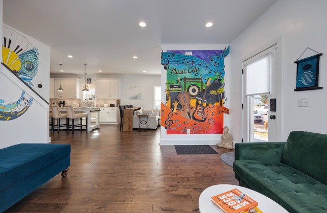 Luxury Space 5 Min To Downtown with Hot Tub