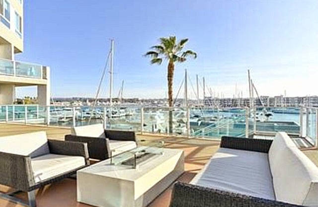 Luxury Space In the Marina