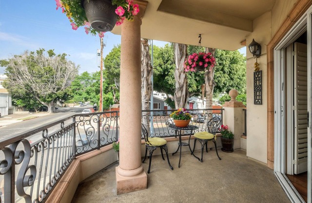 Luxury & Spacious 3 Bedroom Condo, Close to the Beach, UCLA & Beverly Hills