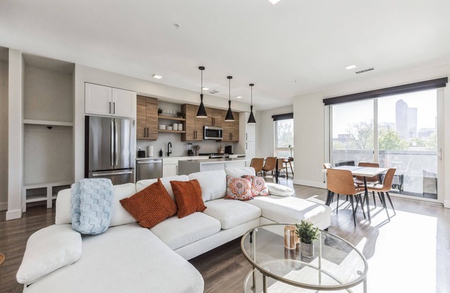 Luxury Spacious Apt, Gym, Spa, Garage & DT Views