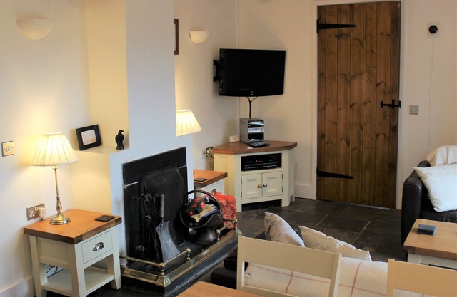 Luxury Swallow Cottage with a Mountain View at Dee Valley Cottages