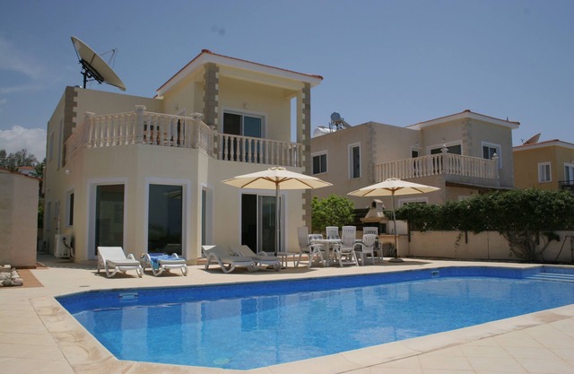 Luxury Three Bed House With Private Pool, Garden and BBQ