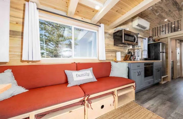 Luxury Tiny Home/Base Camp to Ouray, Telluride/3 Queen beds/Washer & Dryer/Smart TV/Hot Tub Access/Patio w/Mountain Views/Fire Pit/11 mi to Airport