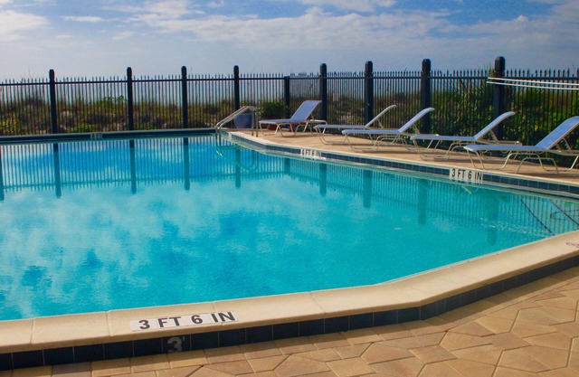 Luxury TOWNHOUSE directly ON GULF/OCEAN - Sunset view, Pool, Tennis, Wifi, Pets!