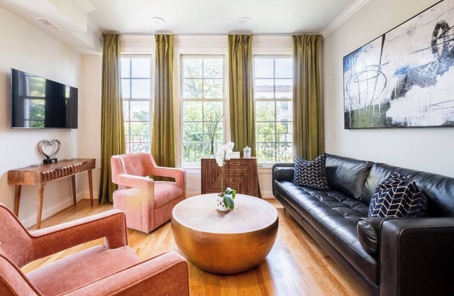 Luxury Townhouse . Roof Deck . Patios . Parking