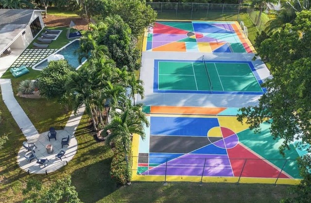 Luxury Villa Heated Pool +Pickleball/BKB/Soccer CT