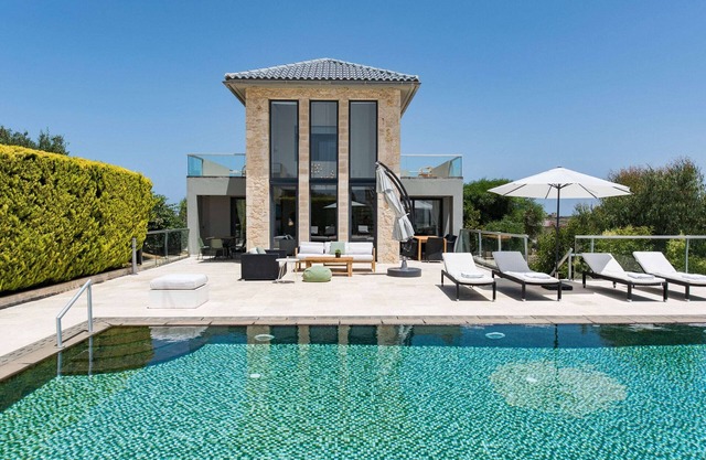 Luxury villa in the charming Akrotiri peninsula