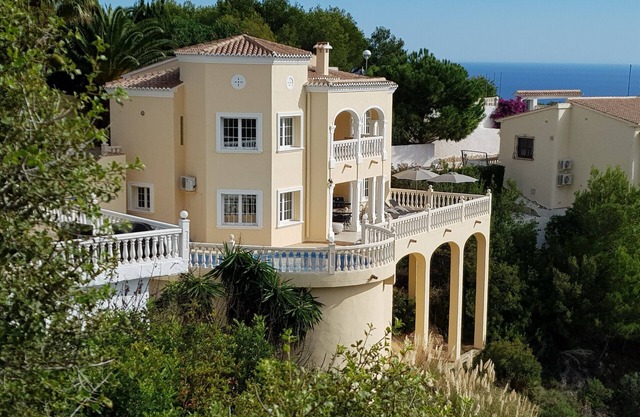Luxury Villa private heated pool(May-Oct)Stunning sea-views unbeatable locations