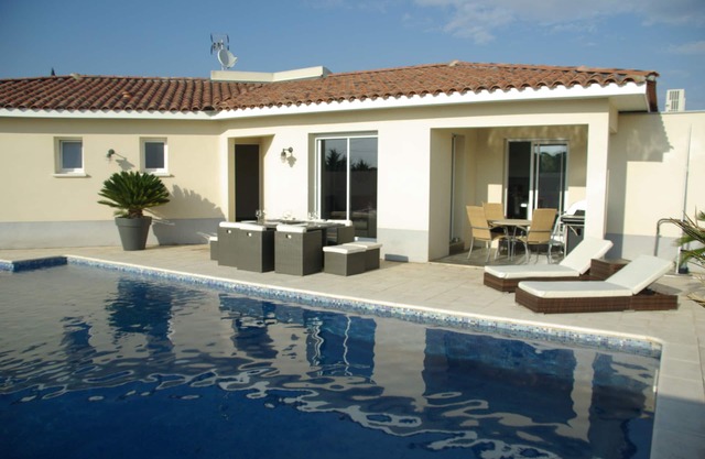 LUXURY VILLA, SECURE HEATED POOL. VILLA FURNISHED classified 4 stars NN