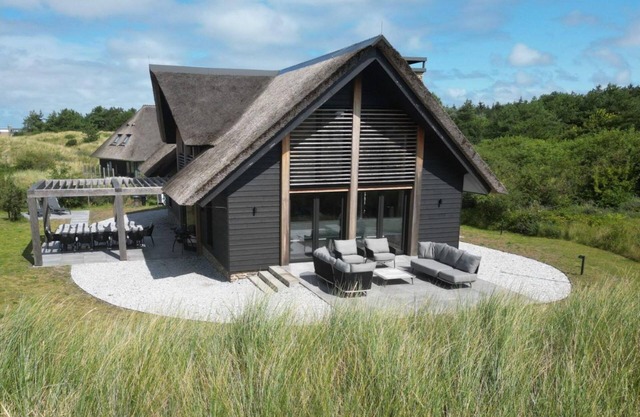 Luxury villa Sig Ward with pool, sauna, spacious living room and beach 1 km away