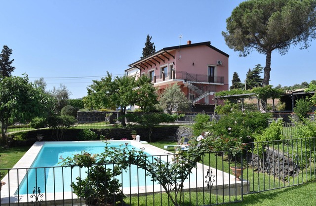 Luxury Villa with Large Pool, Vineyard, Views of the Sea, Taormina and Mt.Etna