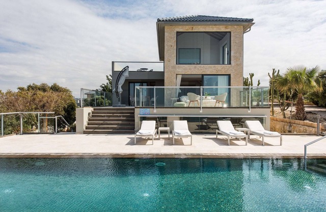 Luxury villa with peninsula & mountain view