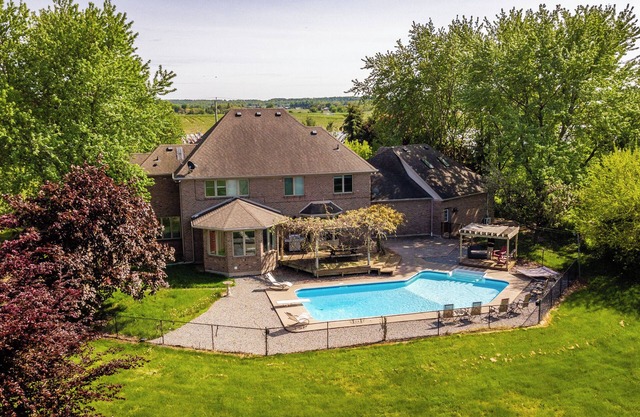 Luxury Villa with Pool & Hot Tub in Niagara Wine Country