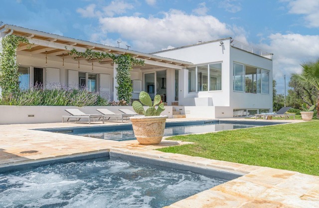 Luxury villa with trullo and sea view, Villa Deria