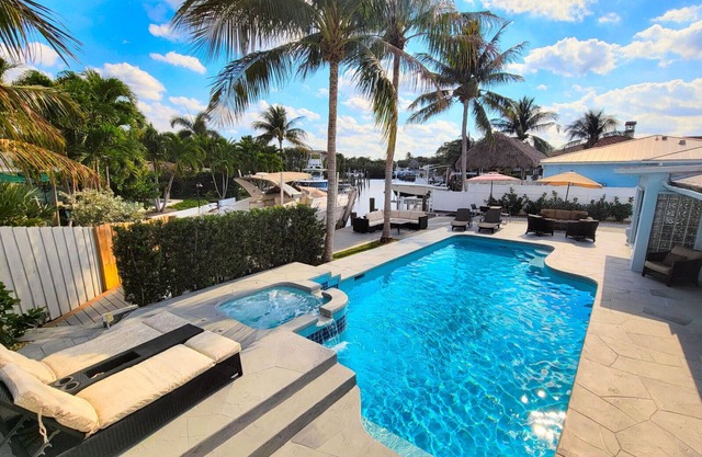 Luxury Waterfront 3/3 Pool,Hot Tub,Kayak,BoatDock. 5 Min to Beach,Stadium