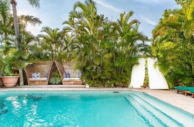 Luxury Waterfront bungalow off Las Olas with private pool and 50 foot dock