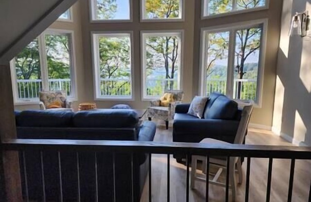 Luxury Waterfront Cottage on Little Doe Lake