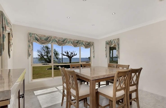 Luxury Waterfront Pet Friendly Accomodation.