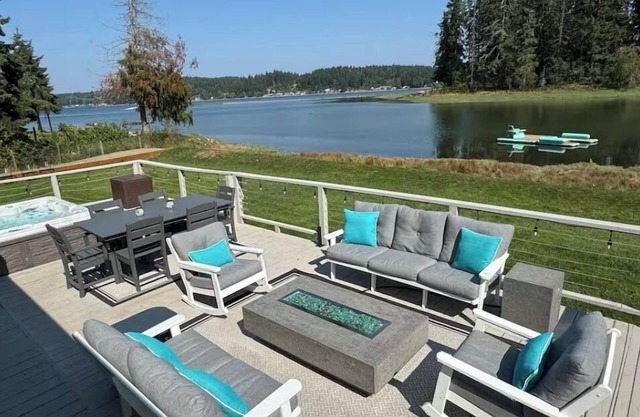 Luxury Waterfront with Hot Tub, Kayaks, Private Floating Dock, Single Story Home