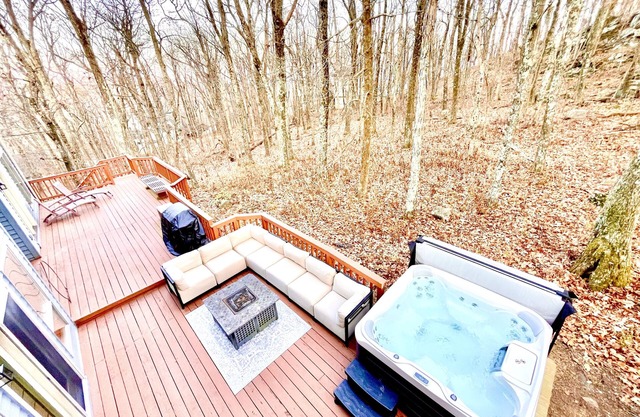 Luxury Wintergreen 5BR Hot Tub Sleeps 16+ Dog Friendly