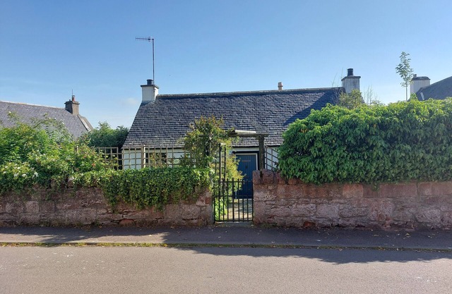 LYDIA COTTAGE - CROMARTY, pet friendly, with open fire in Cromarty
