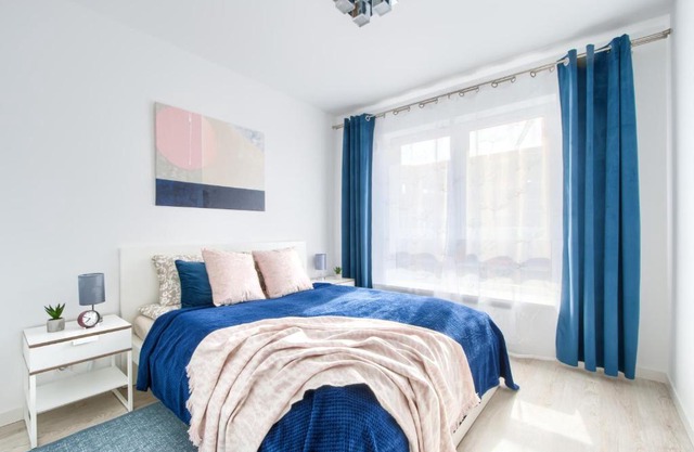 M&R Apartament Airport&Business DeLuxe Cybernetyki 17 - underground garage - free WiFi - Netflix - air conditioning - self check-in, close by Chopin Airport