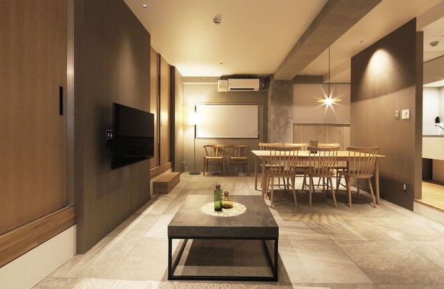 M/W HOTEL