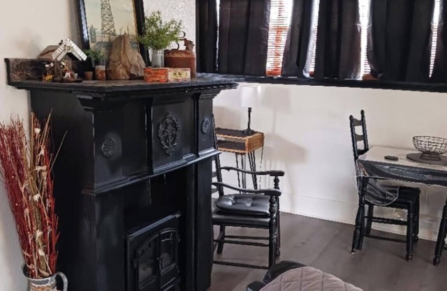 "MacBerry Nut Cottage", Charming WWII Built 1-1 Smoke/Pet Free Duplex Garage Apt