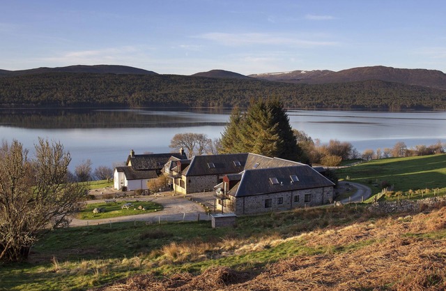MACGREGOR, pet friendly, character holiday cottage in Kinloch Rannoch