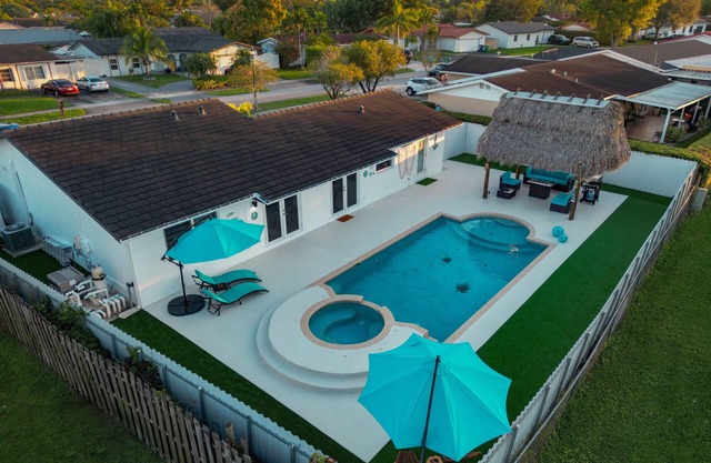 Maggie Home Pool/Tiki Bar - (Pet Friendly)