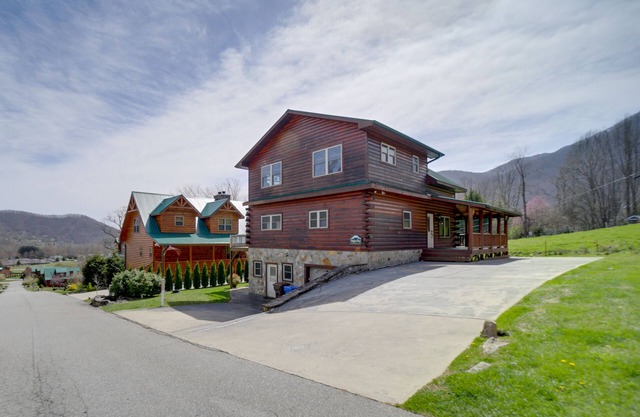 Maggie Valley Cabin w/Private Hot Tub & Game Room