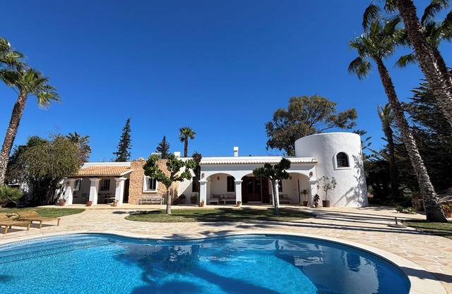 Magical Ibicencan house surrounded by nature and peace. Ideal for families and groups.