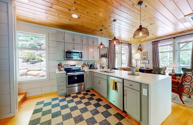 Magical private mountain retreat on 37 acres with trail to creek waterfalls