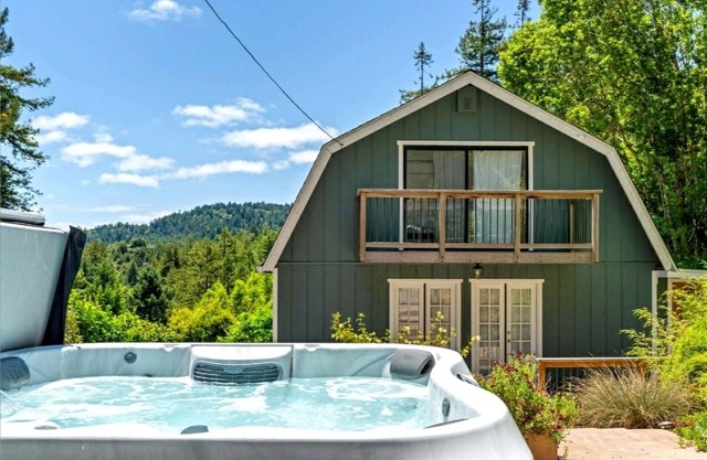 MagicMountain:ChillVibe Vacation Home!Top of RedwoodsEpic Views!WIFI/Pup/HtTb