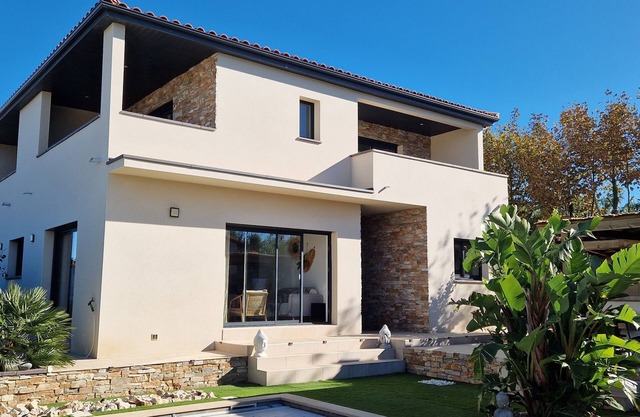 Magnificent villa with swimming pool 10 minutes from the beach.