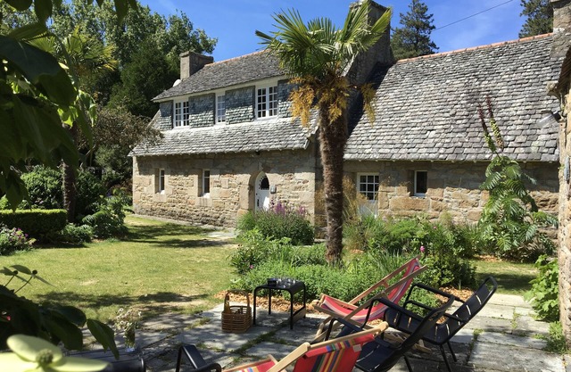 Magnificent 1 hectare property with wood and pond, direct access to the beach