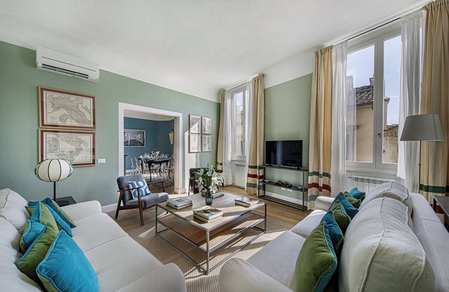 MAGNIFICENT 3BD-3.5 BA DESIGNER APARTMENT, PRIME FLORENCE LOCATION!