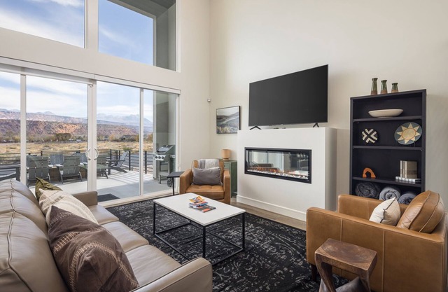 Magnificent 4 bedroom New home with views minutes from Arches